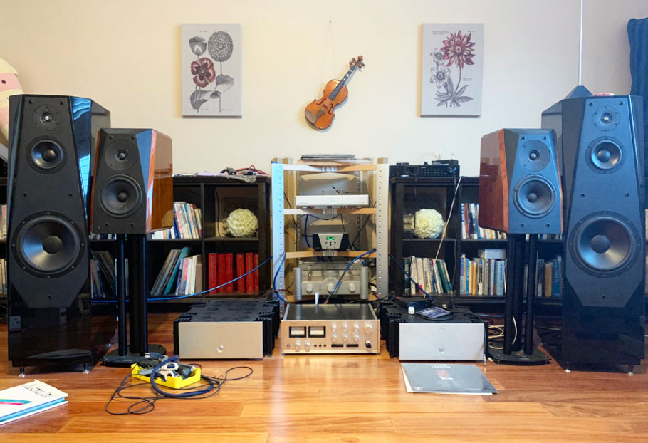 고객분들과 오디오 상담을 하고 샵에서 여러 기기를 들려 드리다 보면, “댁에서는 어떤 오디오 쓰세요?“ 라고 물으시는 분들이 있다. 집에서 쓰는 오디오는 샵에 있는 것에 비하면......